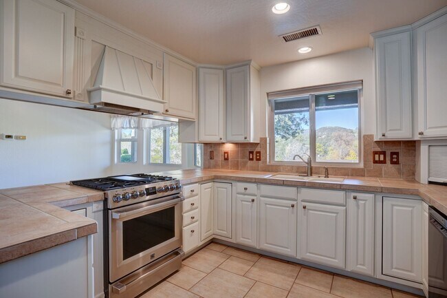 Building Photo - Extra spacious 3 bed 2 bath home in Kingsw...