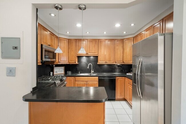 Building Photo - 1011 Beacon St