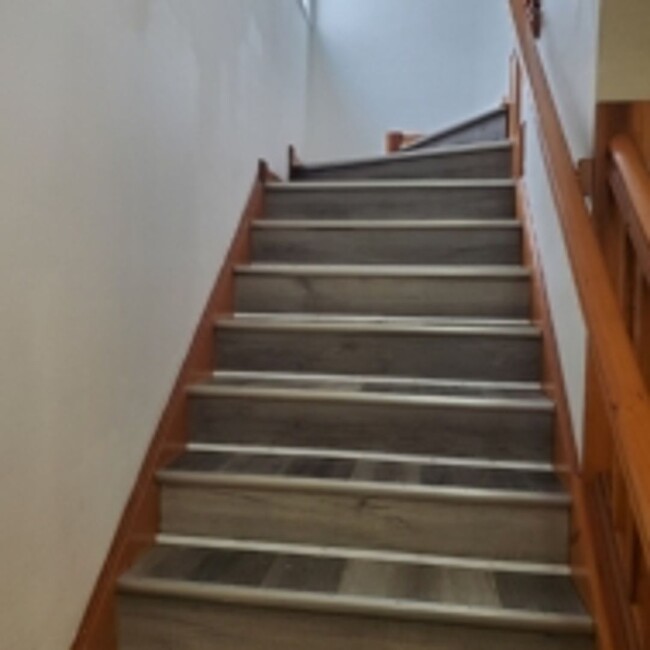 Building Photo - 2/3 Bed Room 1 ½ Townhouse for rent.