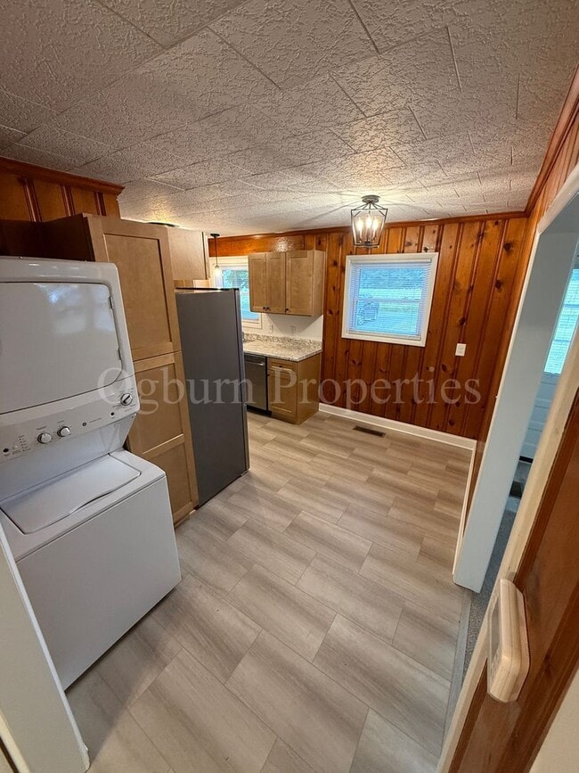 Building Photo - 204 Willow Creek Rd