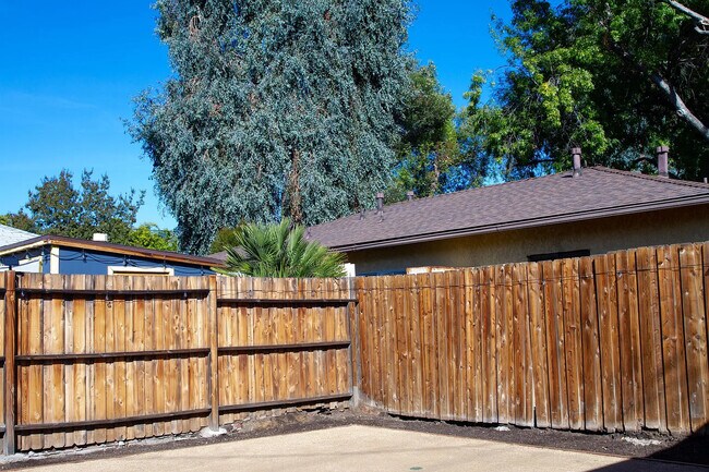 Building Photo - 5246 Canoga Ave