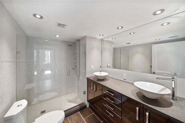Building Photo - 2301 Collins Ave