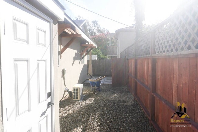 Building Photo - 125 B St