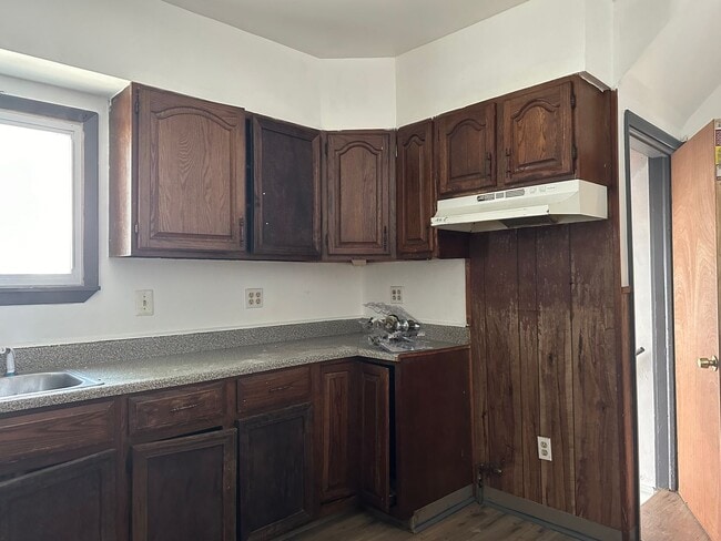 Building Photo - NICE 3 BEDROOMS WITH FULL BATH MOVE-IN READY!