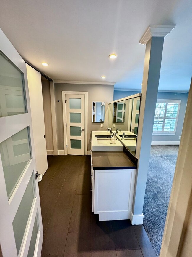 Building Photo - REMODELED 1 BEDROOM CONDO - Naples Island ...