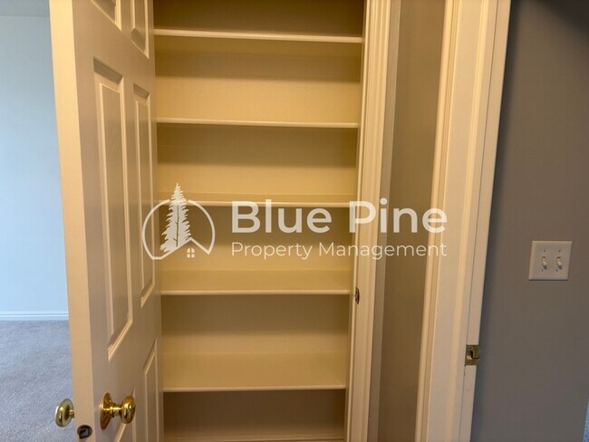 Building Photo - 3863 Ridgeview Cir