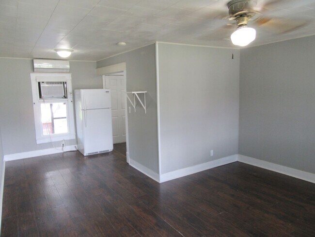 Building Photo - 708 S Hwy 22 A