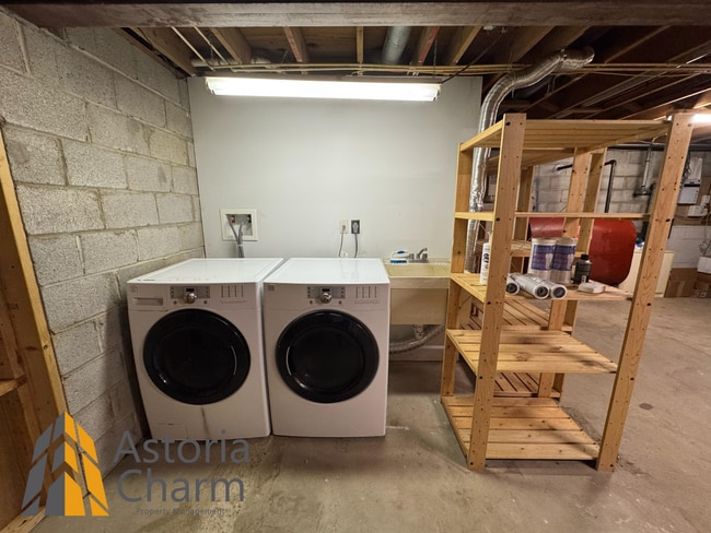 Building Photo - Spacious 5 Bedroom 3 Bath + Den Single Family Detached Home