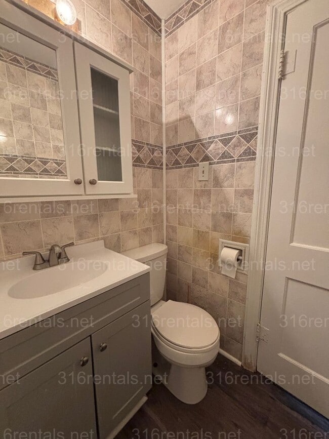 Building Photo - Three bed one bath House Available Now!