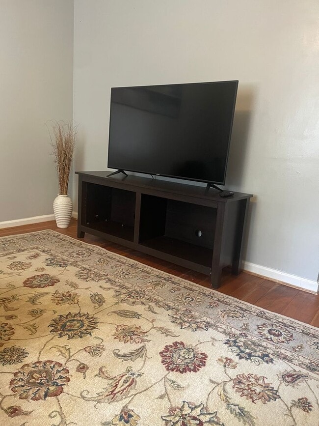 Building Photo - Fabulous 1BR Furnished Duplex