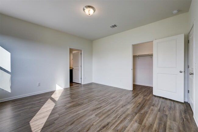 Building Photo - 210 Seneca Loop