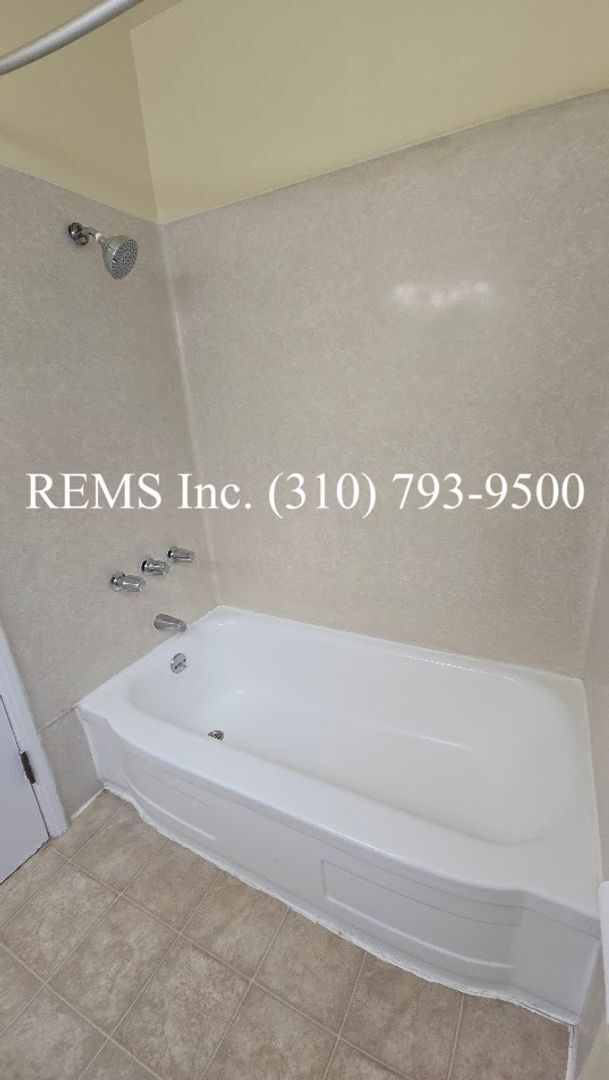 Building Photo - Bright Upstairs 1 Bedroom Apartment w/ Shared Garage Parking