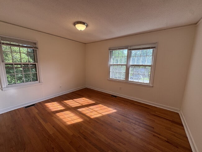 Building Photo - 4 bed & 3 full bath - Perfect for families and students