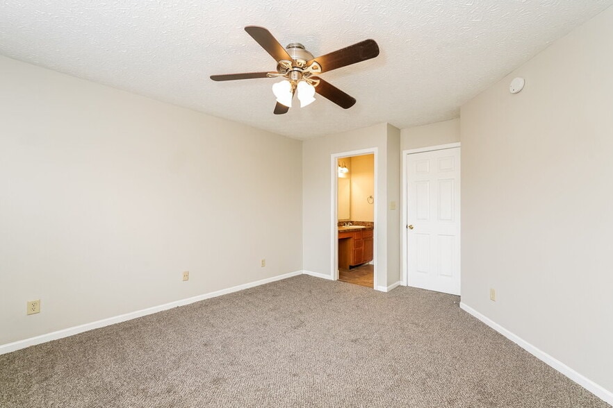 Building Photo - 4487 Connaught Dr E