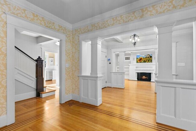 Building Photo - Stunning 1909 Craftsman w/ AC in Coveted Capitol Hill