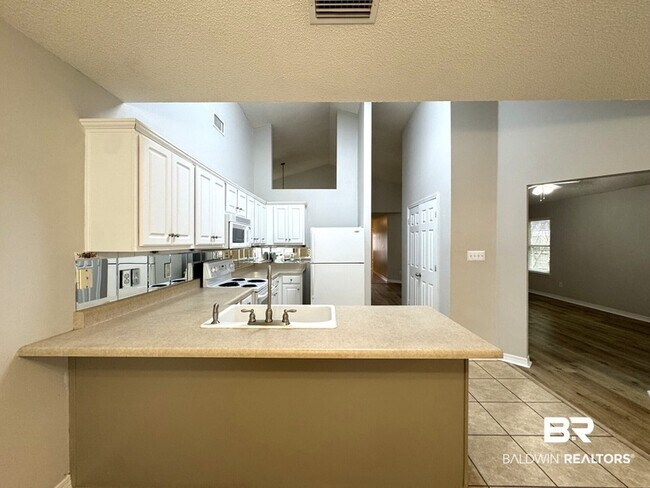 Building Photo - 9964 Hollowbrook Ave