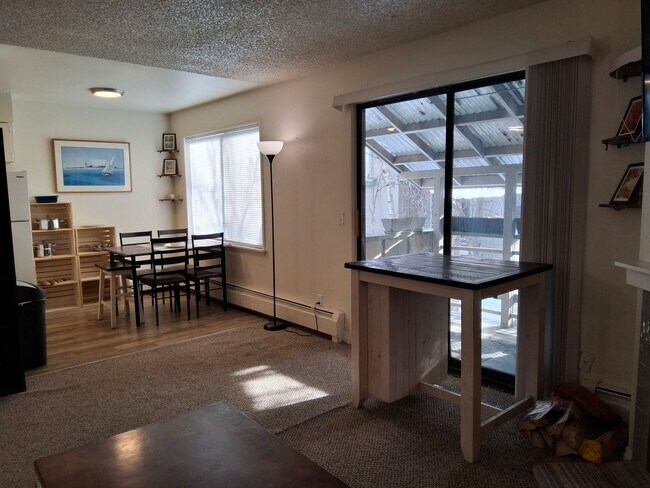 Building Photo - 3061 Lois Dr
