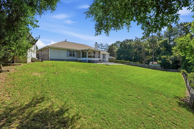 Building Photo - "Charming Pet Friendly 4-Bed Oasis in South Crestview with $500.00 Off First Full Months Rent!"