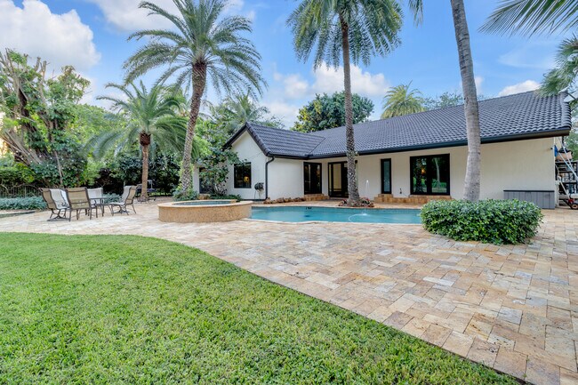 Building Photo - 13400 N Calusa Club Dr