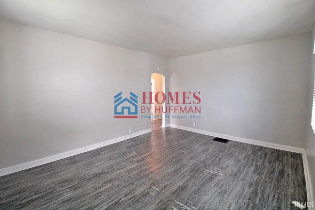 Building Photo - Two Bedroom House | Move In Ready!