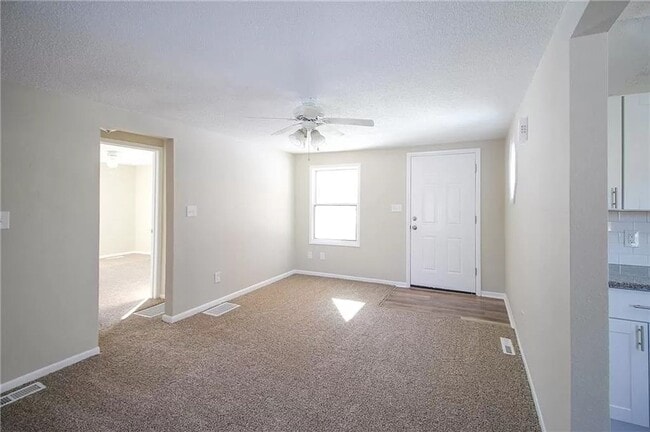 Building Photo - Updated 2 Bed 1 Bath