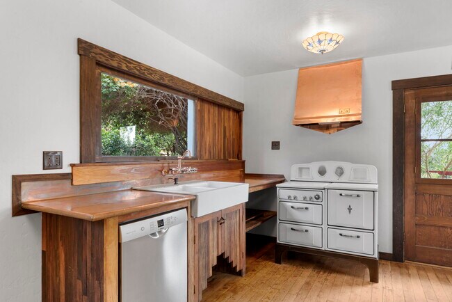 Building Photo - 1409 Avon Park Ter