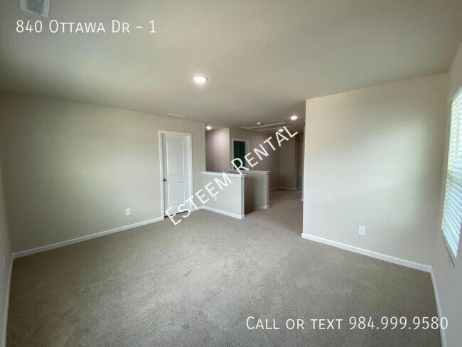 Building Photo - 840 Ottawa Dr