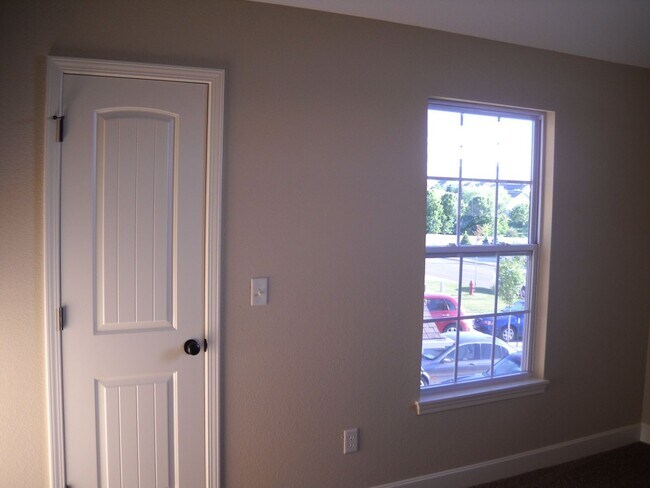 Building Photo - 2 Bedroom 2.5 Bath Townhouse