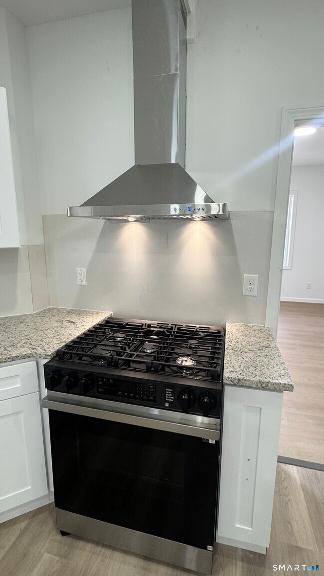 Building Photo - 16 Arch St