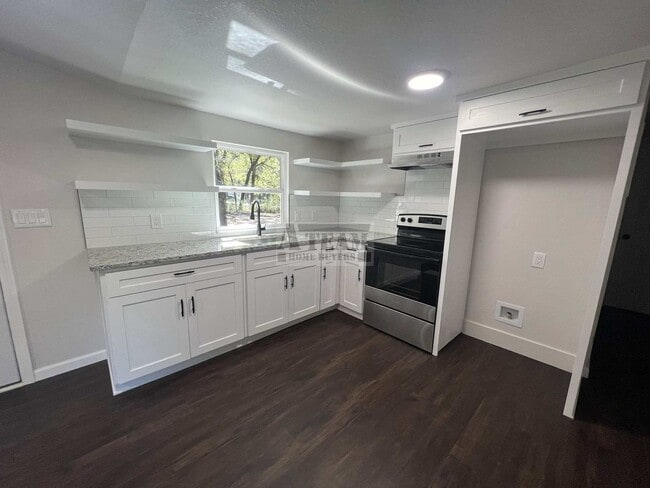Building Photo - Beautiful Remodeled 3 Bed 1.5 Bath