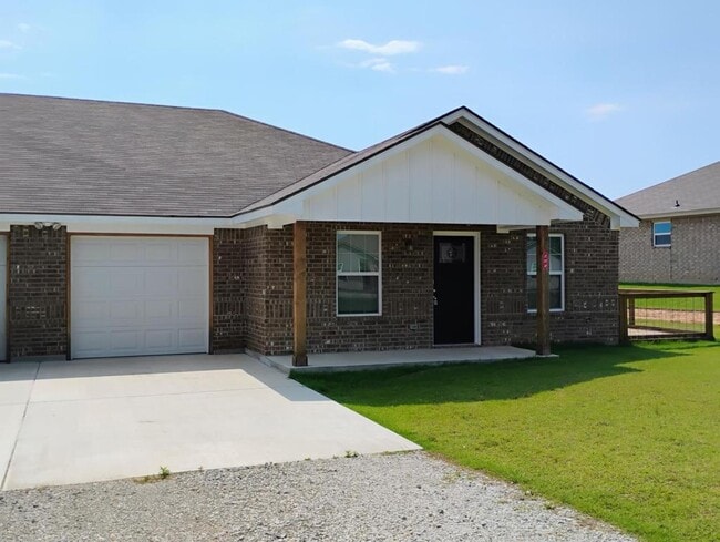 Building Photo - 208 Hoover Ln