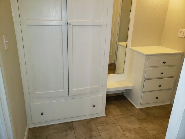 Building Photo - 723 E 3rd St