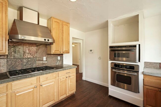 Building Photo - 451 Marengo Ave