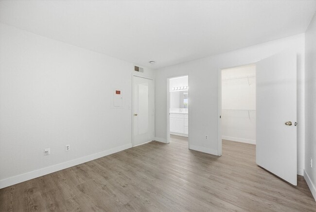 Building Photo - Nice Upgraded 2 Bedroom Condo in Gated Community - Eastern and 215