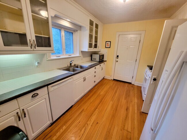 Building Photo - 5830 Holmes St