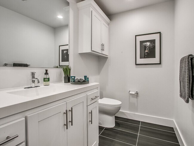 Building Photo - Champagne Plaza - Furnished Back House