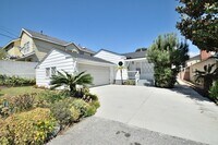 Building Photo - 3 Bedroom 2 bath Home, 2 Car garage, Air Conditioned