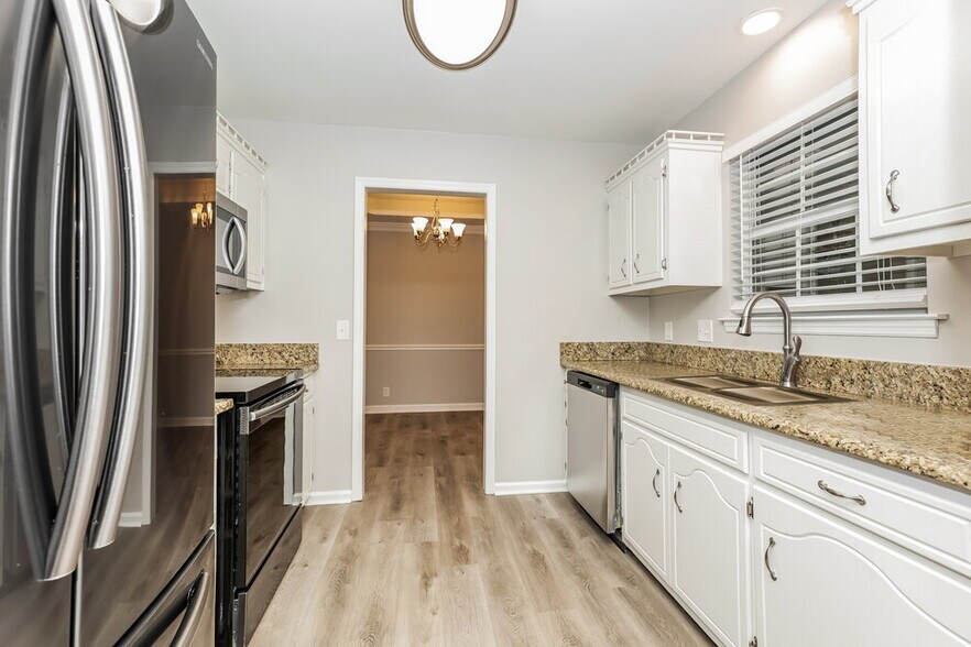 Building Photo - 208 Legend Ct