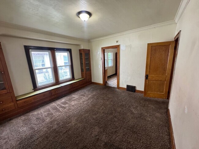 Building Photo - Charming 4-Bedroom Property in Prime Location