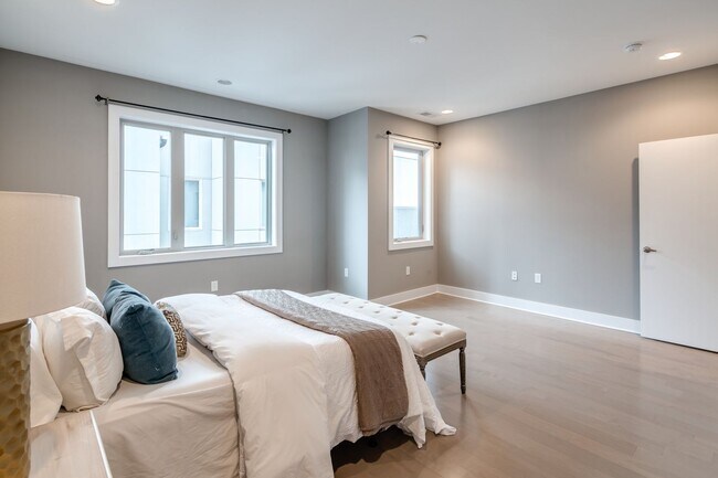 Building Photo - 3 Bedroom Townhome in the heart of Northern Liberties