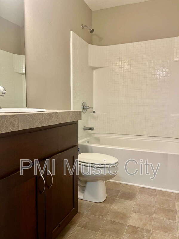 Building Photo - 225 Hickory Dr