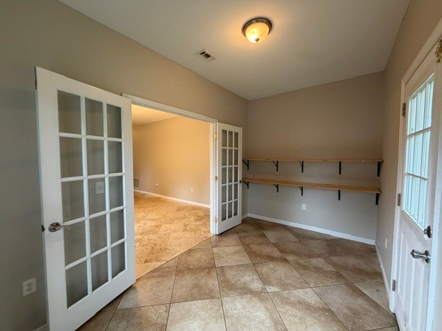 Building Photo - 2457 Lakeview Dr S