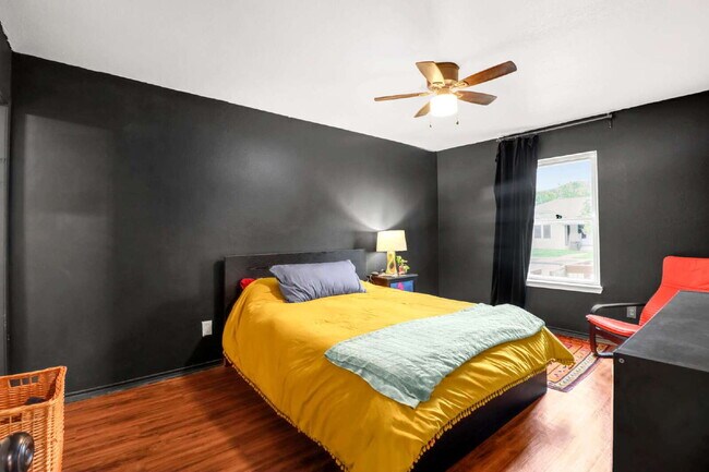 Building Photo - "Charming 3-Bed, 2-Bath Oasis on West Mistletoe Avenue – Spacious 1140 Sq Ft in San Antonio!"