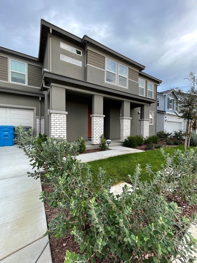 Building Photo - Beautiful new home with open floor plan av...