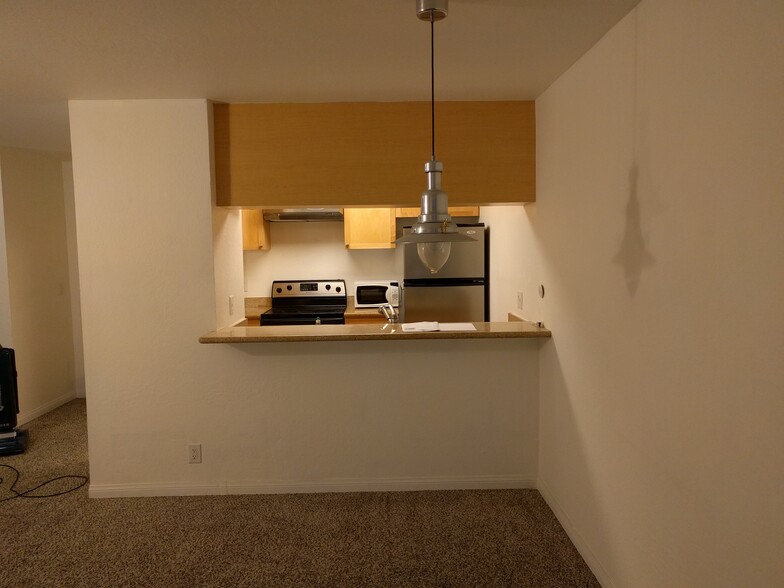 Kitchen - 1085 Murrieta Boulevard