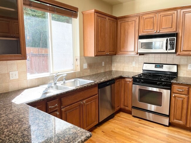 Building Photo - Beautiful 3 Bed 2.5 Bath Home in Redmond