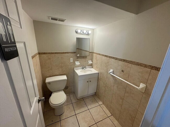 Building Photo - 305 S 6th St