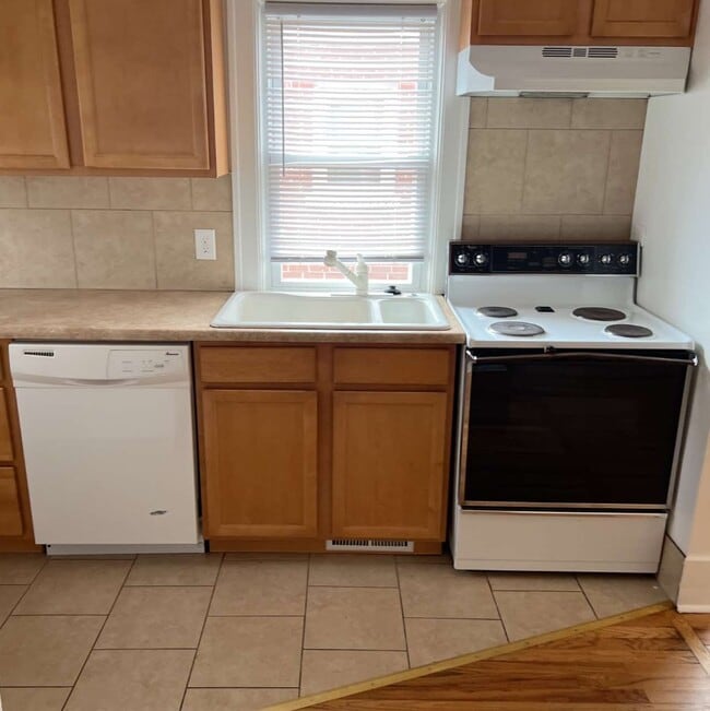 Building Photo - 2114 S Washington St