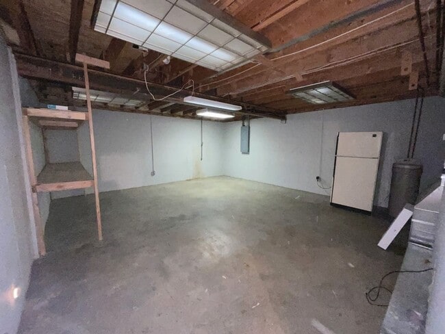 Building Photo - LEASING