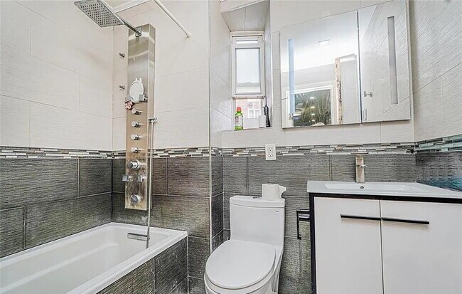 Building Photo - Spacious and sunny top-floor one bedroom one bathroom